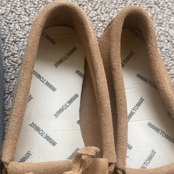 2 Minnetonka Moccasins in Tan and Grey. Suede Soft Sole Kilty Fringe Tie Size 6. - Picture 6 of 15
